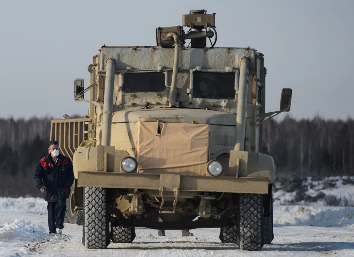 Rok 2017. Robotnicy izolują radioaktywne składowisko odpadów w jeziorze Karaczaj Rok 2017. Robotnicy izolują radioaktywne składowisko odpadów w jeziorze Karaczaj