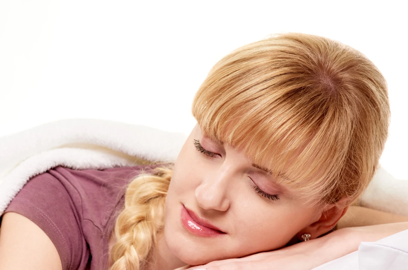 Luźny warkocz pozwoli uchronić włosy przed uszkodzeniami, na które narażone są podczas snu.