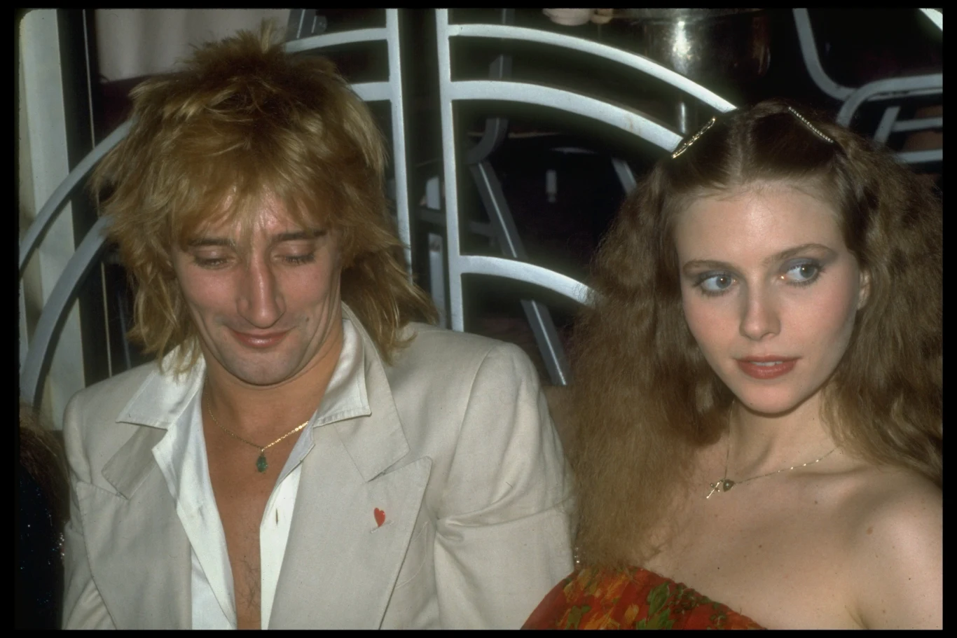 Rod Stewart spotykał się też z wokalistką i modelką "Playboya" Bebe Buell - listopad 1977 r. Buell miała na koncie związki z innymi gwiazdami muzyki, jak m.in. Mick Jagger, Iggy Pop, David Bowie, Jimmy Page, Todd Rundgren, Elvis Costello i Steven Tyler. Owocem romansu Buell z tym ostatnim, wokalistą grupy Aerosmith, jest popularna aktorka Liv Tyler.