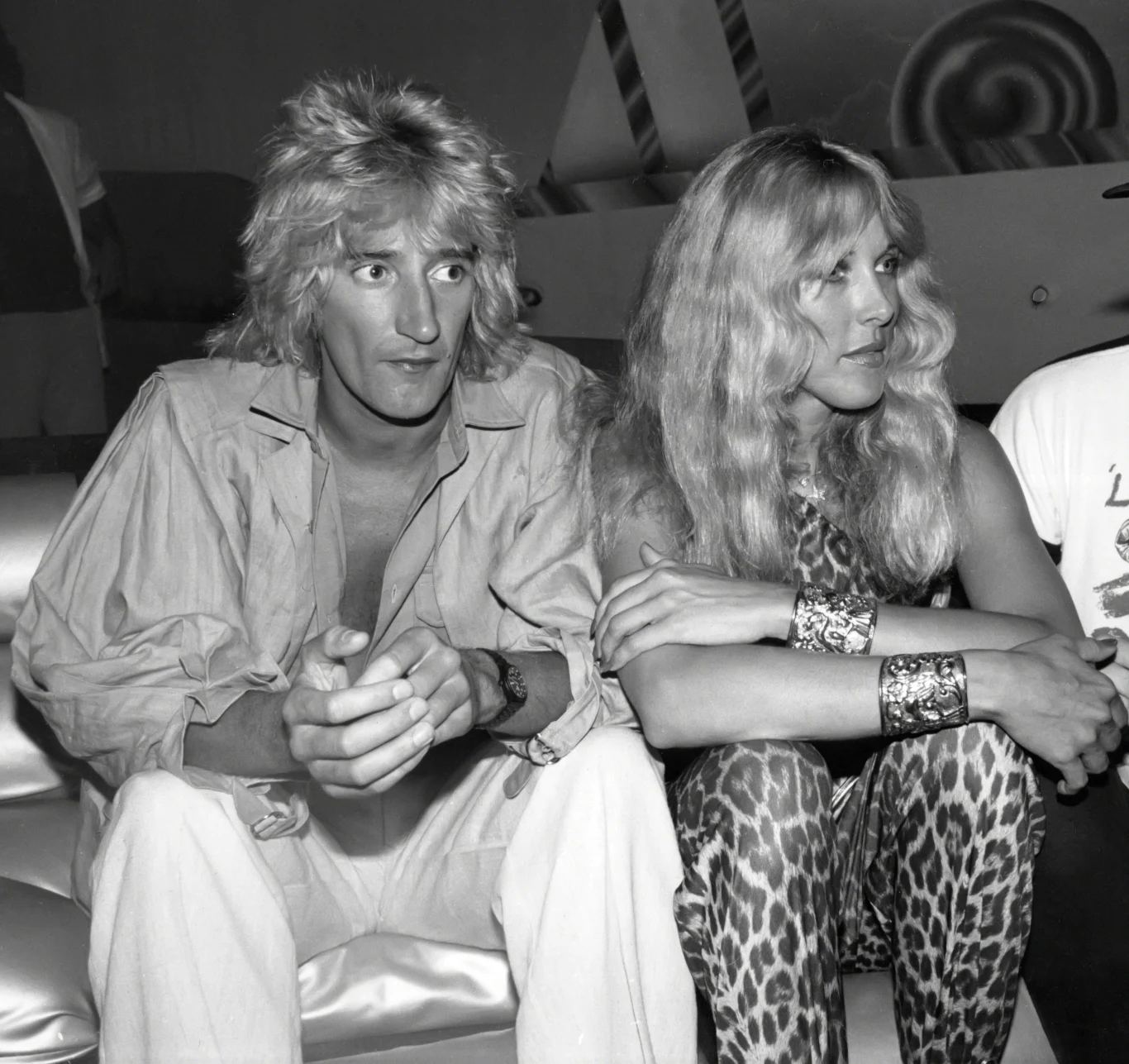 W 1979 r. Rod Stewart po raz pierwszy został mężem, poślubiając amerykańską aktorkę i byłą modelkę - Alison Hamilton, byłą żoną aktora George'a Hamiltona. Choć urodziła im się dwójka dzieci: córka Kimberley Alana (1979) i syn Sen Roderick (1980), małżeństwo nie było udane. Końcówka lat 70. to najbardziej awanturniczy okres w życiu wokalisty. Rod Stewart i Alana Hamilton - Nowy Jork, 1978 r.