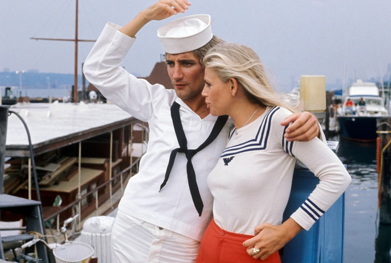 W połowie lat 70. w USA poznał szwedzką aktorkę Britt Ekland, byłą żonę Petera Sellersa i dziewczynę Jamesa Bonda z filmu "Człowiek ze złotym pistoletem". Miano seksbomby lat 70. zapewnił jej także udział w horrorze "Kult". "Britt myślała, że zmierzamy do ślubu, a ja wiedziałem od początku, że nie jestem blisko ustatkowania się. Kiedy stało się to oczywiste, to naprawdę ją zraniło" - można było przeczytać w autobiografii Stewarta z 2012 roku. Wokalista w jednym z wywiadów przyznał, że w swoim życiu spał z tysiącem kobiet i zawsze wybierał te najładniejsze. Zdradził też, że z wszystkimi partnerkami utrzymuje dobre stosunki. Oprócz Britt Ekland - ta ma ponoć swojego byłego męża po prostu nienawidzić. Rod Stewart razem z Britt Ekland w Nowym Jorku w ramach promocji płyty "Atlantic Crossing" - maj 1975 r.