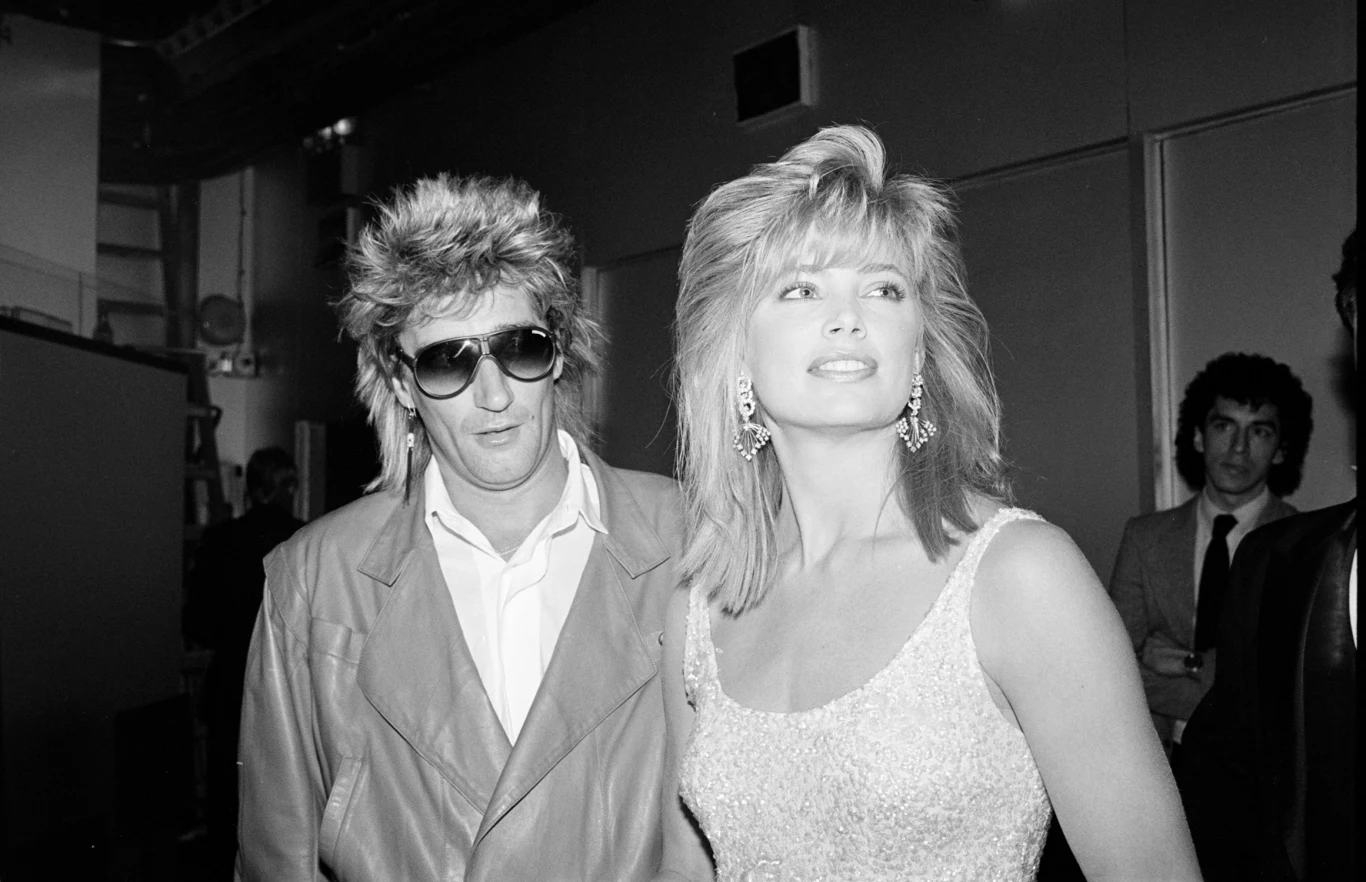 W trakcie trwania małżeństwa z Alison Hamilton wokalista zdradził ją z inną amerykańską modelką - Kelly Emberg. Ten związek przetrwał niemal całą dekadę lat 80. (1983-1990), a w 1987 r. urodziła się Ruby Stewart, późniejsza modelka i wokalistka. Rod Stewart i Kelly Emberg - 1984 r.