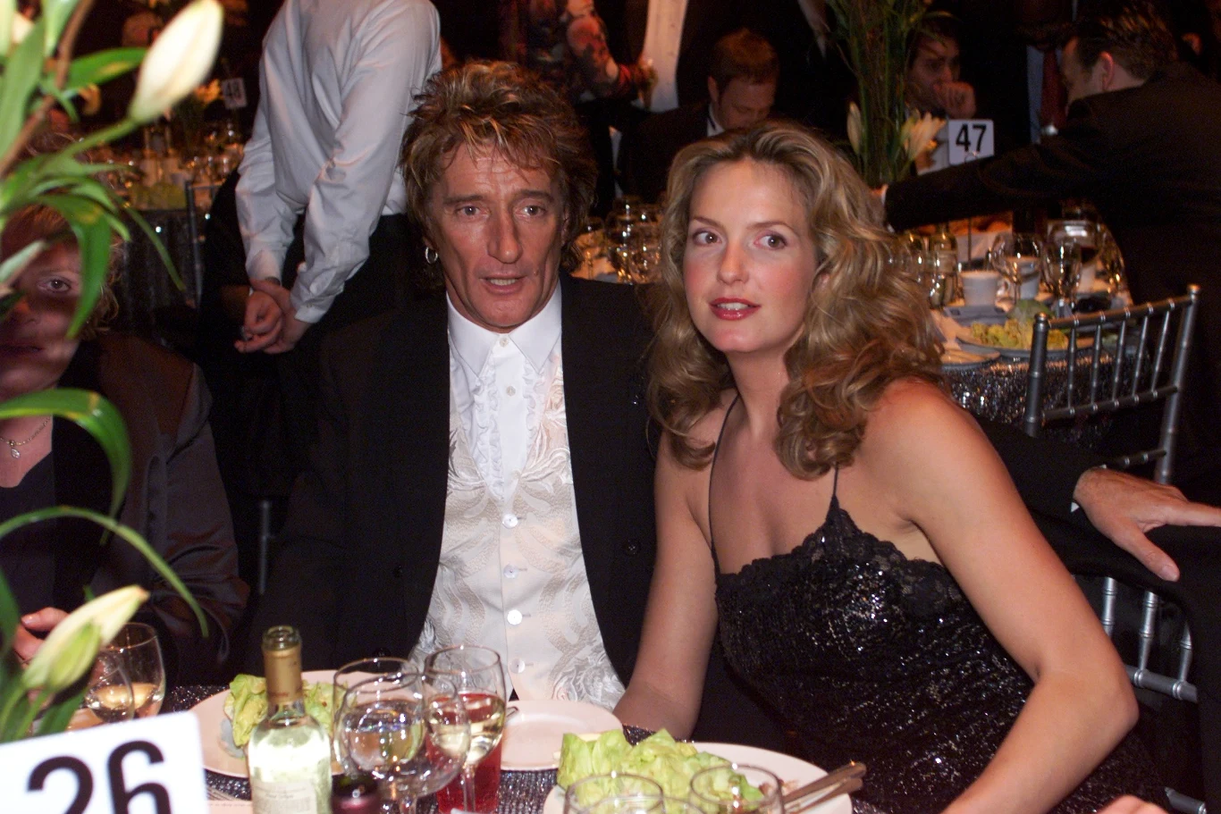 Jeszcze większa różnica wieku - 26 lat - dzieli Roda Stewarta i jego obecną żonę, Penny Lancaster (modelka, a jakże!), z którą związany jest od 1999 r. Rod Stewart i Penny Lancaster - luty 2000 r.