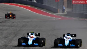 Robert Kubica (z lewej) i George Russell w bolidach Williamsa