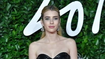 Można powiedzieć, że Emma Roberts aktorstwo ma w genach.

Jej ojcem jest Eric Roberts, który zagrał, między innymi, w filmie "Uciekający pociąg", ale to nie jedyna osoba w rodzinie gwiazdy, która odnosi sukcesy w branży. 

Ciotka Emmy to, znana z "Pretty Woman", Julia Roberts. 

Jednak swoją popularność młoda aktorka zawdzięcza przede wszystkim  swojemu talentowi, co nie raz już udowodniła przed kamerą. Wystąpiła, m.in., w filmach: "Millerowie" i "Nerve". 

