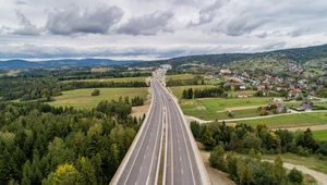 Wiadukty na drogach ekspresowych i autostradach znajdują się blisko siebie, a między nimi jest otwór, tktóry w ciemności jest niewidoczny