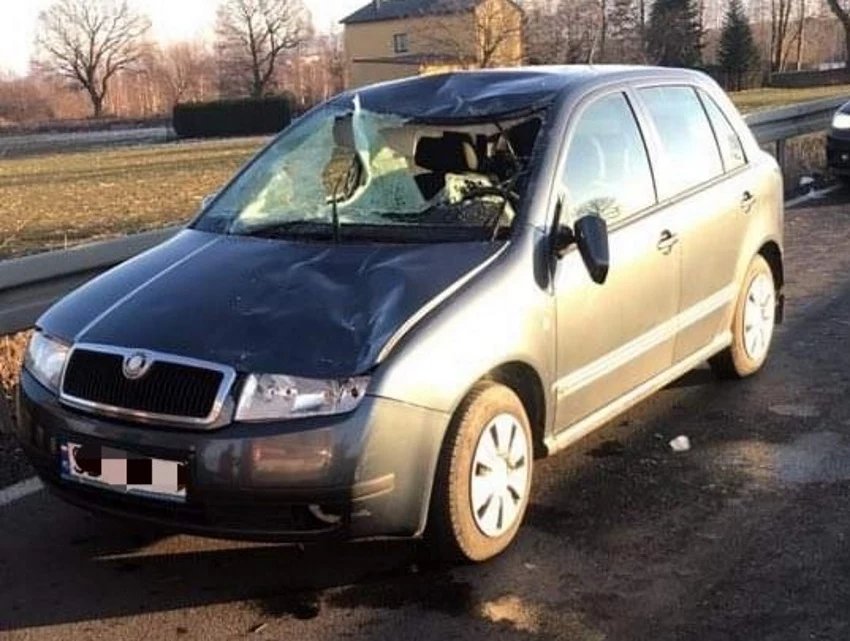 Lód zniszczył auto i poważnie zranił kierującą