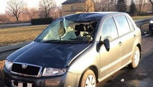 Lód zniszczył auto i poważnie zranił kierującą