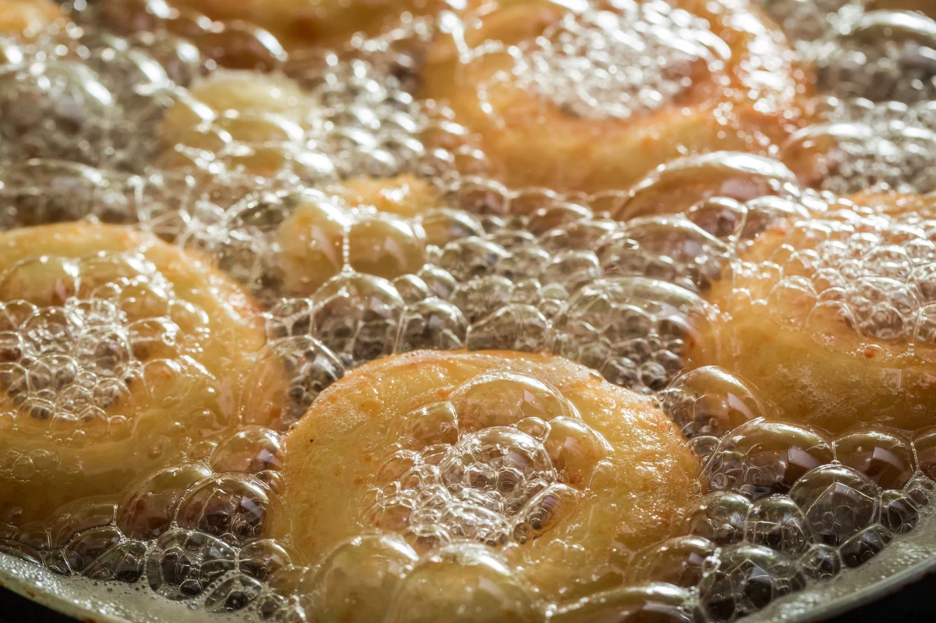 Dlaczego tłuszcz pieni się podczas smażenia pączków? Dlaczego tłuszcz pieni się podczas smażenia pączków?