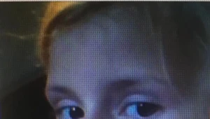 Dziewczynka ma około 135 cm wzrostu, jest szczupłej budowy ciała, ma krótkie włosy w kolorze blond