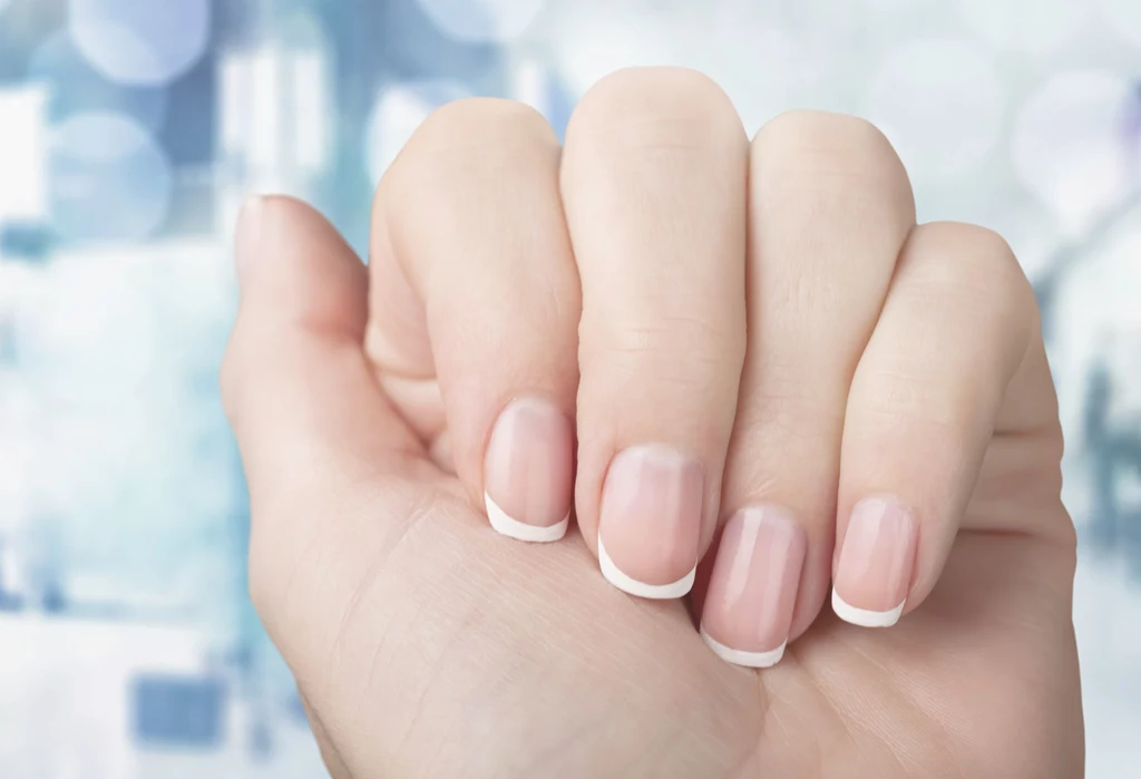 Zwolenniczki minimalizmu i prostoty ucieszy fakt, że wraca moda na french manicure