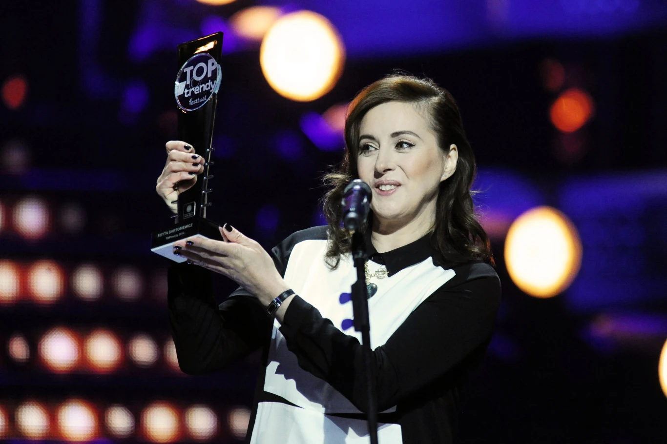 Po rozpadzie Holloee Poloy (1991) wokalistka rozpoczęła karierę solową i wkrótce wydała swój pierwszy album - "Love" (1992). Płyta zaśpiewana w całości po angielsku, nie odniosła znaczącego sukcesu komercyjnego, jednak spotkała się z uznaniem środowiska, a Edyta na festiwalu w Sopocie (1992) otrzymała Bursztynowego Słowika.