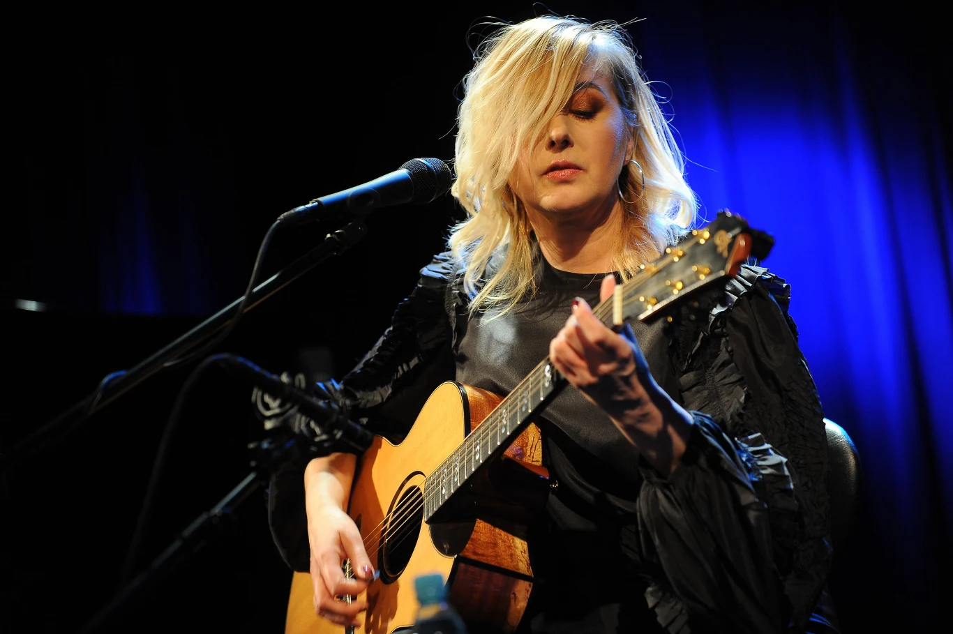 Edyta Bartosiewicz na dobre powróciła w 2013 roku. Ujawniła wtedy, że jej zniknięcie wynikało z faktu utraty głosu. "To wciąż bardzo trudny temat. Nie mogłam śpiewać. W moim przypadku doszło do jakiejś degeneracji organizmu, nie pracowała przepona, nie wytrzymałam jakichś napięć w sobie, nie miałam zdrowych mechanizmów obronnych. Nie mogłam wyrażać tych wszystkich tekstów, które napisałam, bardzo ekspresyjnych. Do tej pory nie wiem, o co chodzi" - powiedziała Grzegorzowi Miecugowowi.