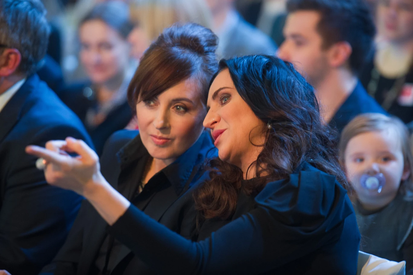 Duże znaczenie dla dalszej kariery artystki miały gościnne nagrania i współpraca z najpopularniejszymi wykonawcami muzyki rockowej w Polsce, takimi jak: Wojciech Waglewski (1991 - teksty oraz chórki), Ziyo (1992 - wokal na płycie "Kolędy"), Róże Europy (1993 - chórki), Acid Drinkers (1993 - wokal w utworze "Seek and Destroy"), Hey (1993 - wokal w piosence "Moja i twoja nadzieja"), Varius Manx (1993 - wokal w utworze "Memphis"), Human (1993 - śpiew w piosence "Faith"), Kobranocka (1992, 1994 - chórki oraz wokal).