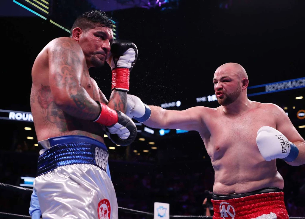 Adam Kownacki w pojedynku z Chrisem Arreolą