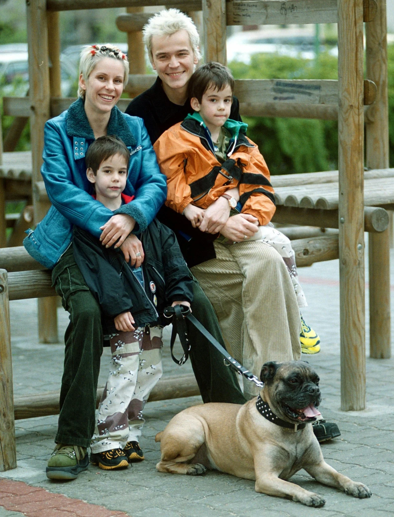 Robert Gawliński z żoną Moniką i synami, zdjęcie archiwalne Robert Gawliński z żoną Moniką i synami, zdjęcie archiwalne