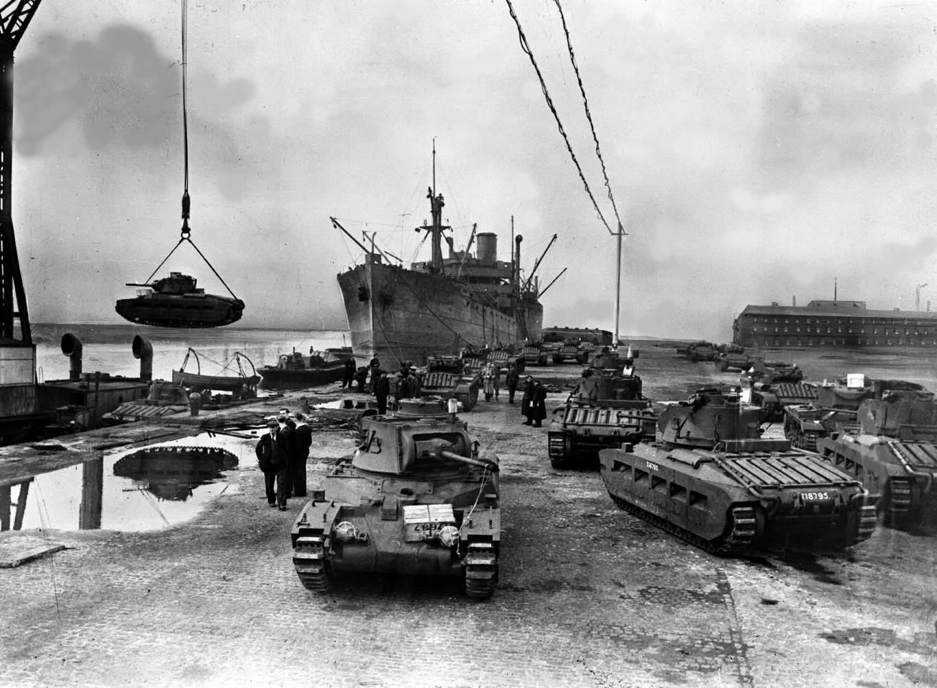 Brytyjczycy ładują czołgi przeznaczone dla radzieckich sojuszników