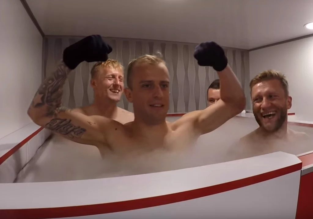 Kuba Błaszczykowski (z prawej) z Kamilem Grosickim i Kamilem Glikiem mrozili się w tej komorze już w 2016 r., by odnieść sukces na ME. Kuba Błaszczykowski (z prawej) z Kamilem Grosickim i Kamilem Glikiem mrozili się w tej komorze już w 2016 r., by odnieść sukces na ME.