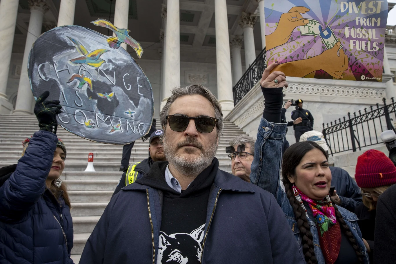 Joaquin Phoenix podczas protestu przez Kapitolem w Waszyngtonie Joaquin Phoenix podczas protestu przez Kapitolem w Waszyngtonie