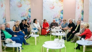 Kuracjusze i Marta Manowska w drugim odcinku "Sanatorium miłości 2" (fot. z oficjalnego profilu programu na Facebooku)