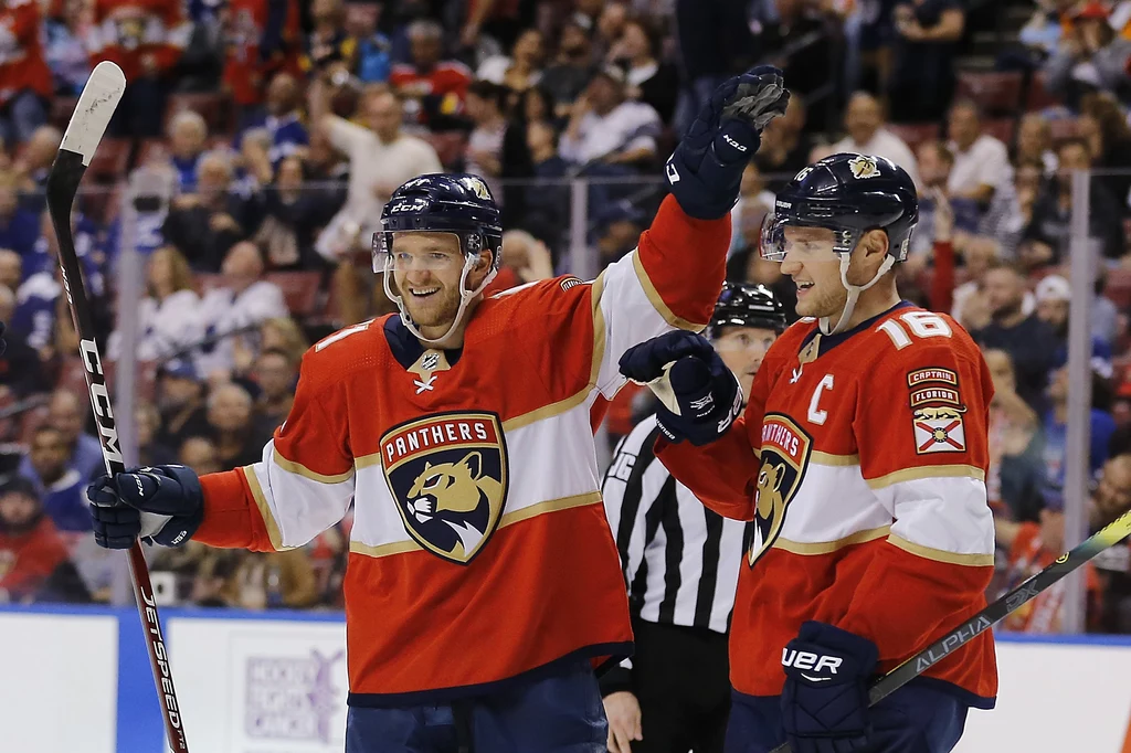 Jonathan Huberdeau (z lewej) Florida Panthers został najlepiej punktującym zawodnikiem tego klubu w historii Jonathan Huberdeau (z lewej) Florida Panthers został najlepiej punktującym zawodnikiem tego klubu w historii