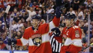 Jonathan Huberdeau (z lewej) Florida Panthers został najlepiej punktującym zawodnikiem tego klubu w historii 