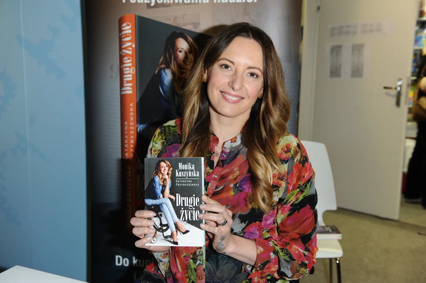 W tym samym roku ukazała się książka Kuszyńskiej pt. "Drugie życie". Oto fragment: "Cisza. Brzęcząca w uszach cisza. I przeszywający ból (…). Odruchowo dotknęłam swoich nóg. Nie poczułam nic. Jakby ktoś przeciął mnie na wysokości pasa. Może to chwilowe, pomyślałam. 'Ku**a, ku**a, nie chcę umierać!' - przeraźliwy krzyk Roberta [Jansona] rozdarł ciszę. Leszkowi [Kupiec, akustyk Varius Manx] udało się opuścić samochód i wyłączyć silnik... To, co stało się potem, było jak scena z amerykańskiego wyciskacza łez. Leszek modlił się na pustym polu. Stał blisko, więc słyszałam każde słowo. 'Panie, odpuść nam nasze winy. Robert, powtarzaj ze mną!' - krzyczał w niebo. 'Czemu nie wspomina o mnie?' - zastanawiałam się. Później zrozumiałam. Myślał, że dla mnie jest już za późno. Myślał, że nie żyję".