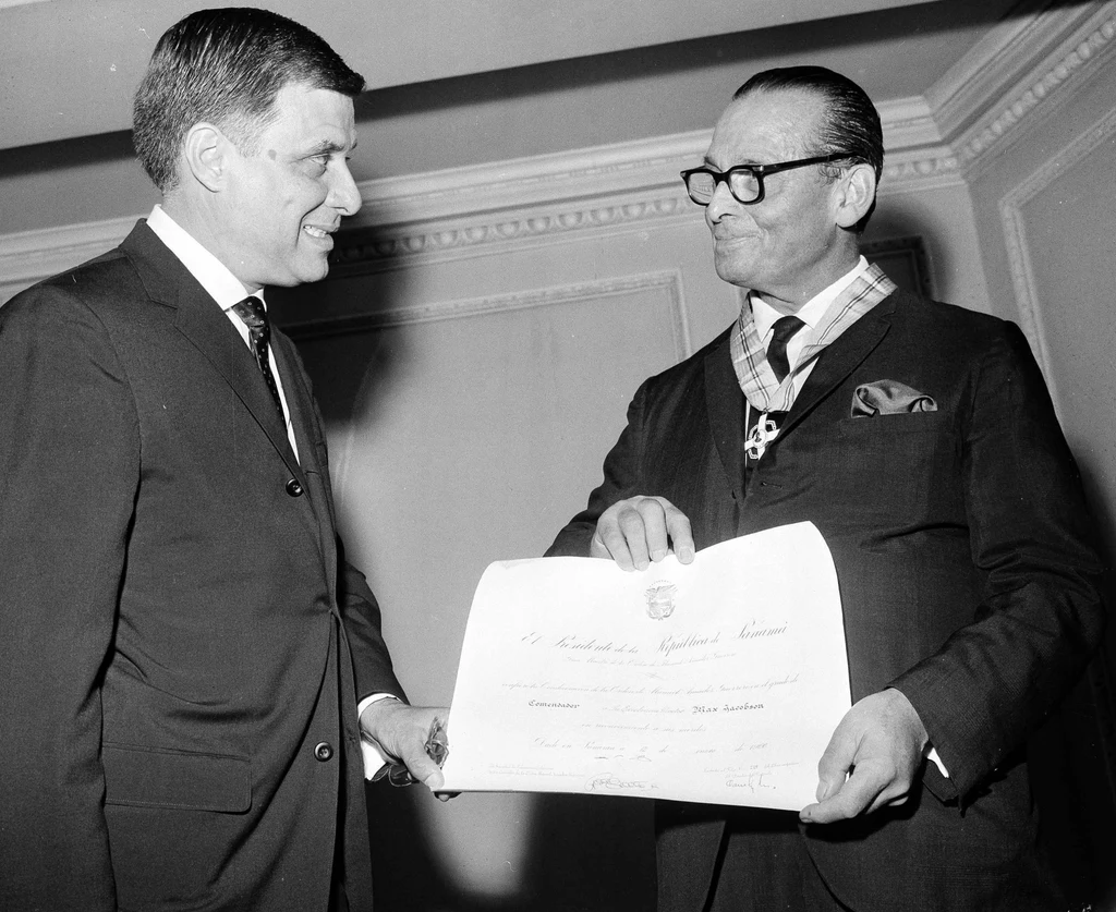 Max Jacobson przyjmujący podziękowania od ambasadora Panamy Eusebio A. Moralesa (1966 rok)