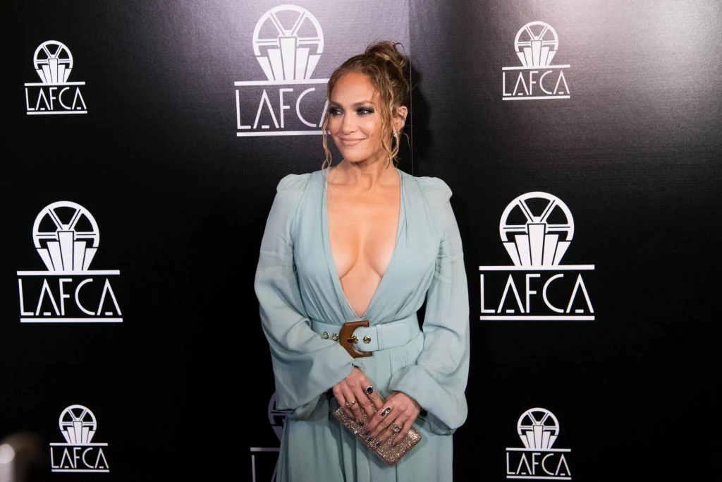 Ostatnio Jennifer Lopez pojawiła się na rozdaniu nagród przyznawanych przez Stowarzyszenie Krytyków Filmowych w Los Angeles. Na czerwonym dywanie zaprezentowała się w niezwykłej stylizacji. Zdecydowała się na jasnoniebieską długą suknię ze zwiewnego materiału. Ostatnio Jennifer Lopez pojawiła się na rozdaniu nagród przyznawanych przez Stowarzyszenie Krytyków Filmowych w Los Angeles. Na czerwonym dywanie zaprezentowała się w niezwykłej stylizacji. Zdecydowała się na jasnoniebieską długą suknię ze zwiewnego materiału.