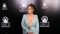 Ostatnio Jennifer Lopez pojawiła się na rozdaniu nagród przyznawanych przez Stowarzyszenie Krytyków Filmowych w Los Angeles. Na czerwonym dywanie zaprezentowała się w niezwykłej stylizacji. Zdecydowała się na jasnoniebieską długą suknię ze zwiewnego materiału. 