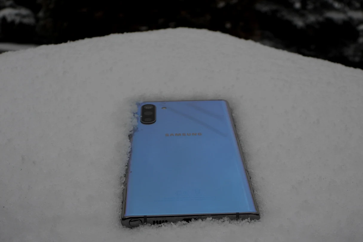 Oprócz rozmiarów i ekranu, jedyną kluczową zmianą w porównaniu do większego Galaxy 10+ jest bateria o pojemności 3500 mAh (większy model ma baterię 4300 mAh). Nie obędzie się bez ładowania telefonu pod wieczór. Model z większą baterią wytrzymuje bez widoku ładowarki znacznie dłużej