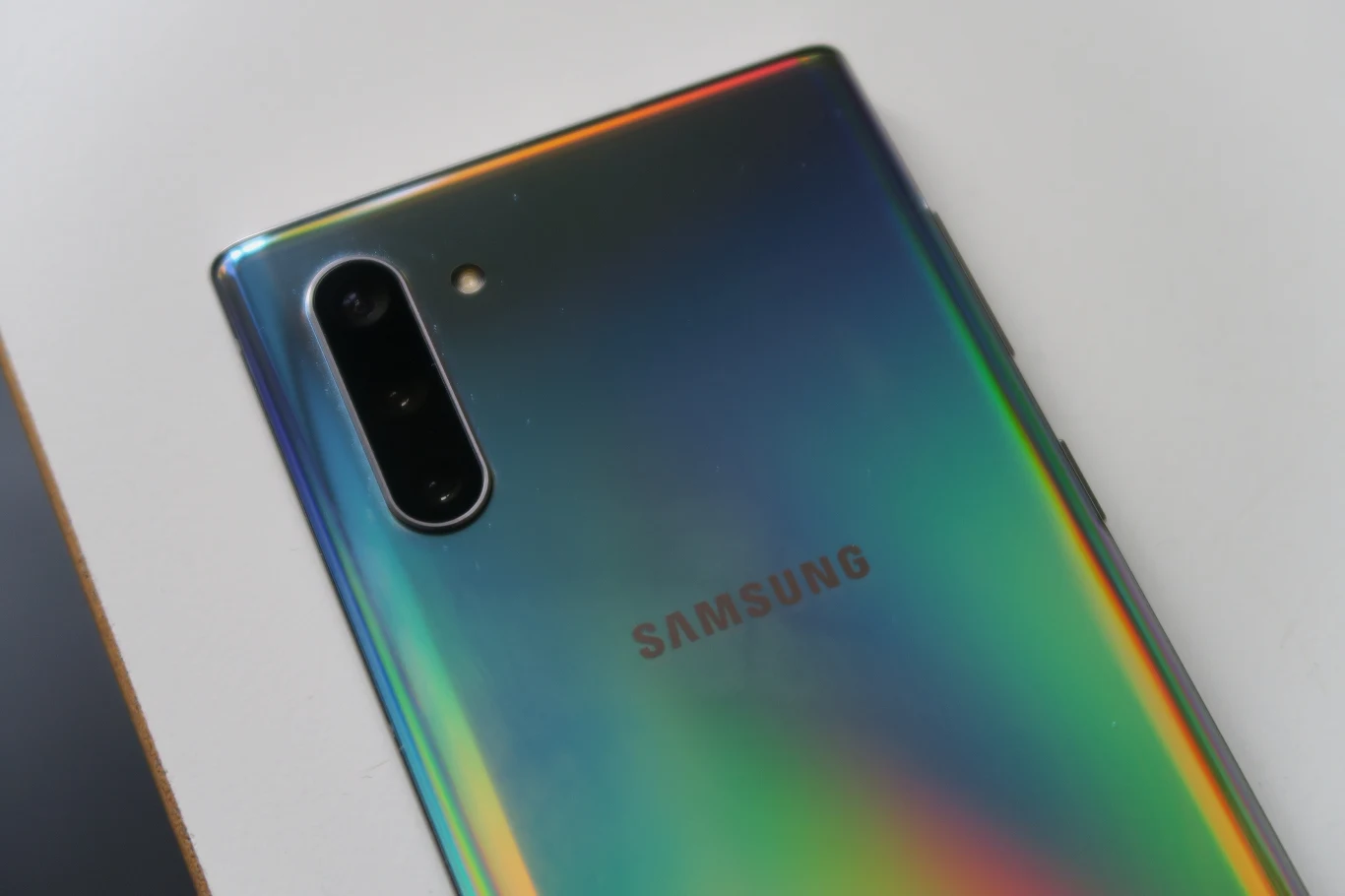 Aparat pozostał praktycznie nie zmieniony w porównaniu do Note10+ (brakuje jedynie sensora DepthVision). Specyfikacja potrójnego aparatu to: Obiektyw ultraszerokokątny: 16 MP F2,2 (123°); Obiektyw szerokokątny: 12 MP 2PD AF F1,5/F2,4 OIS (77°) i Teleobiektyw: 12 MP F2,1 OIS (45°). Poniżej prezentujemy serię zdjęć wykonaną Note10.