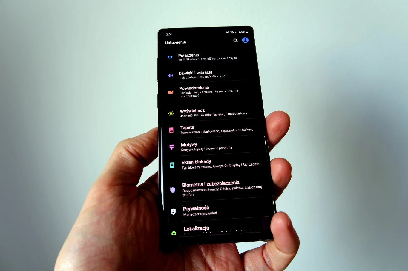 Podczas testowania Note10 zaktualizowaliśmy telefon do Androida w wersji 10. Wraz z interfejsem One UI, czyli nakładą systemową Samsunga, pod kątem oprogramowania spokojnie można napisać, że Note10 to jeden z najszybciej działających „słuchawek na rynku” z fantastycznie prezentującym się interfejsem użytkownika
