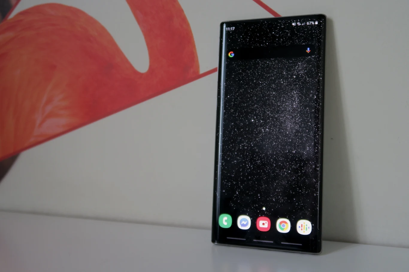 Telefon ma ekran FHD+ 6,3 cala o rozdzielczości 2280 na 1080 (401 ppi) wykonany w technologii Dynamic AMOLED Infinity-O. Modele dostępne na rynku mogą pochwalić się 8 GB pamięci RAM z 256 GB pamięci wbudowanej. W środku znajdziemy ośmiordzeniowy procesor 7 nm autorstwa Samsunga