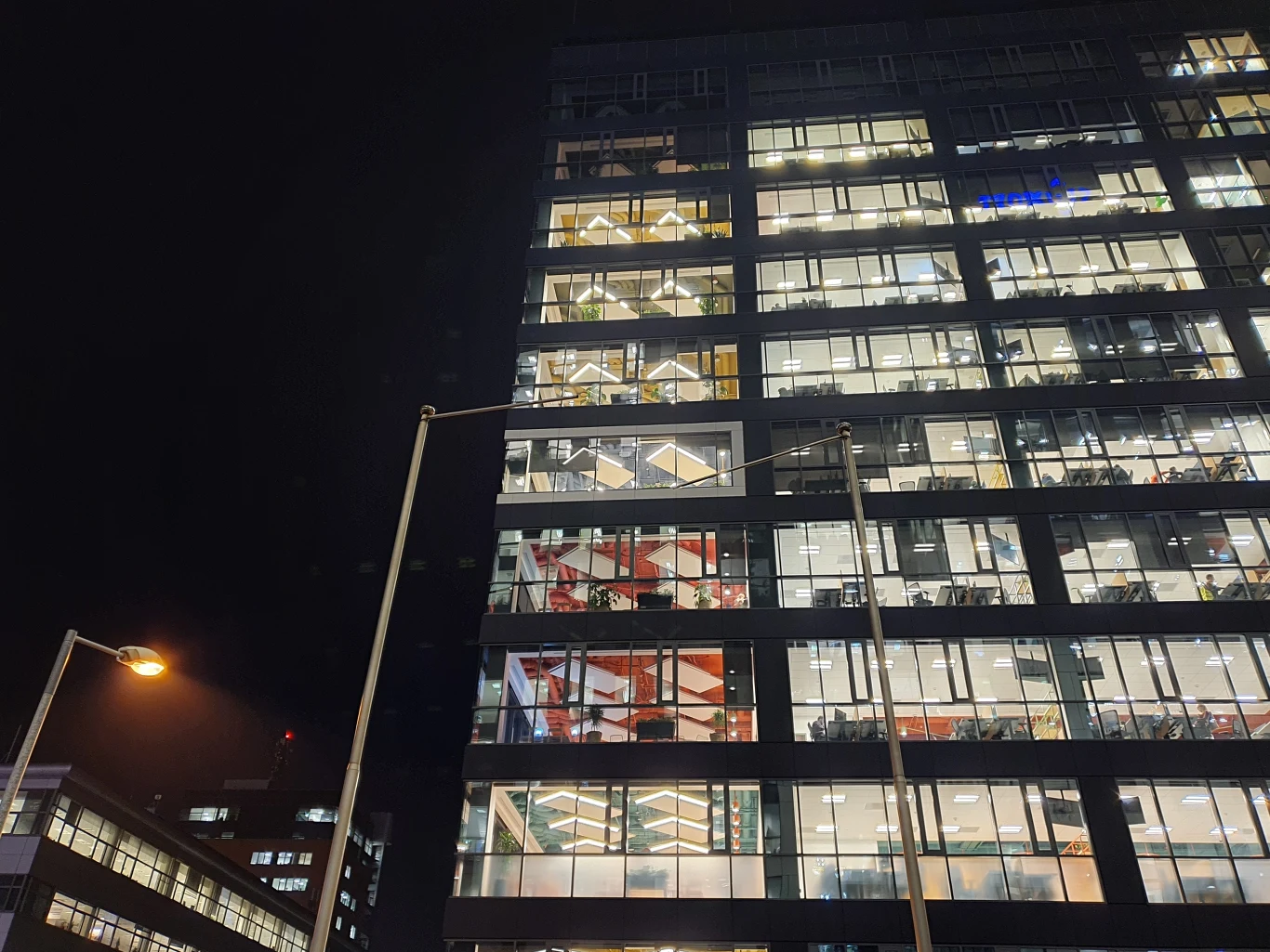 Co istotne, fotografia nocna nie „przekłamuje” zdjęć cyfrową modyfikacją. Fotografie są na tyle naturalne, na ile mogą być