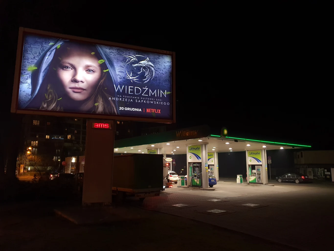 Aparat radzi sobie naprawdę dobrze w nocy i przy słabym oświetleniu. Telefon ma specjalny tryb do fotografii nocnej, ale zdjęcia wykonane bez niego potrafią prezentować się równie dobrze. 