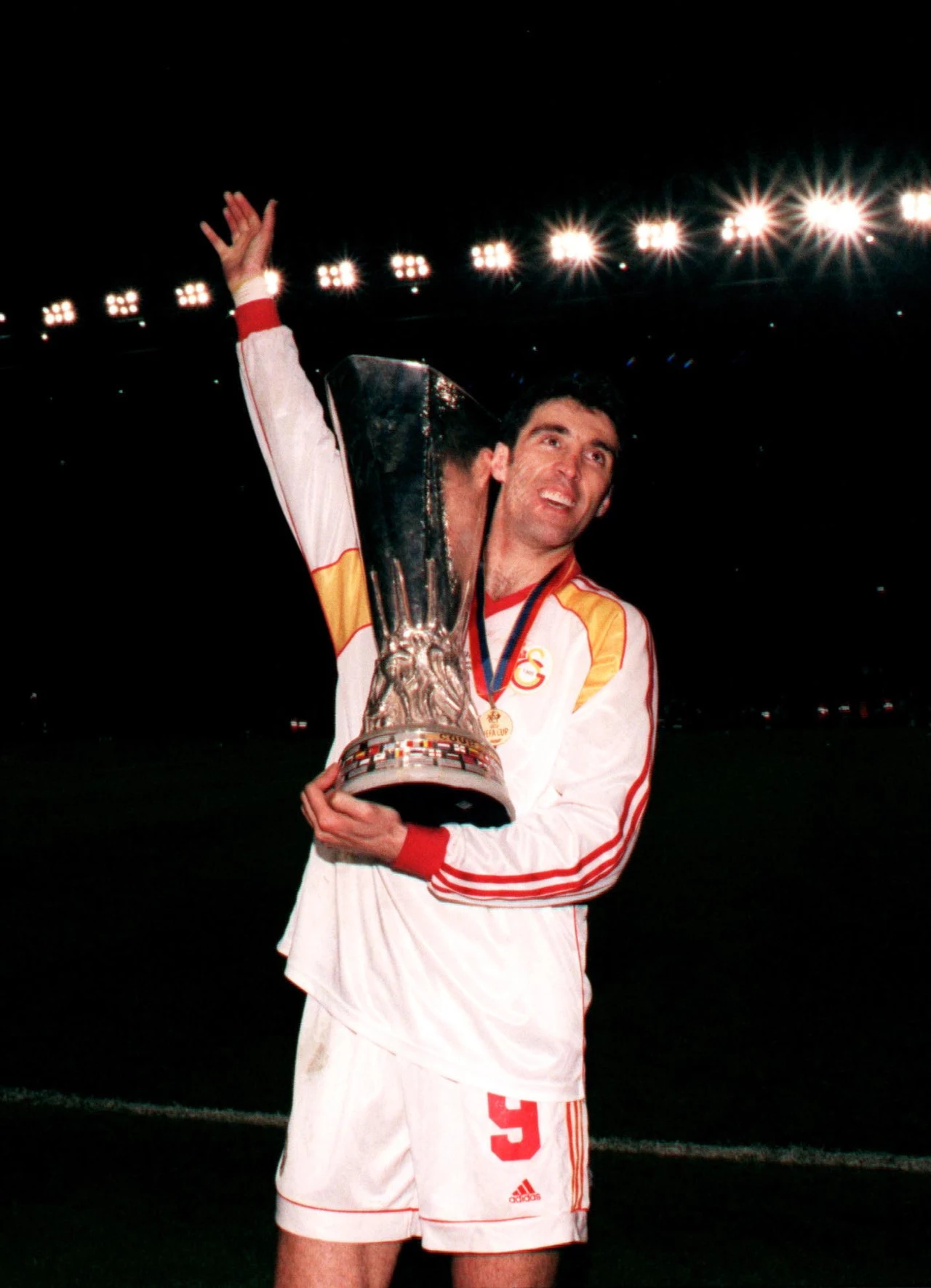 Hakan Sukur z Pucharem UEFA Hakan Sukur z Pucharem UEFA