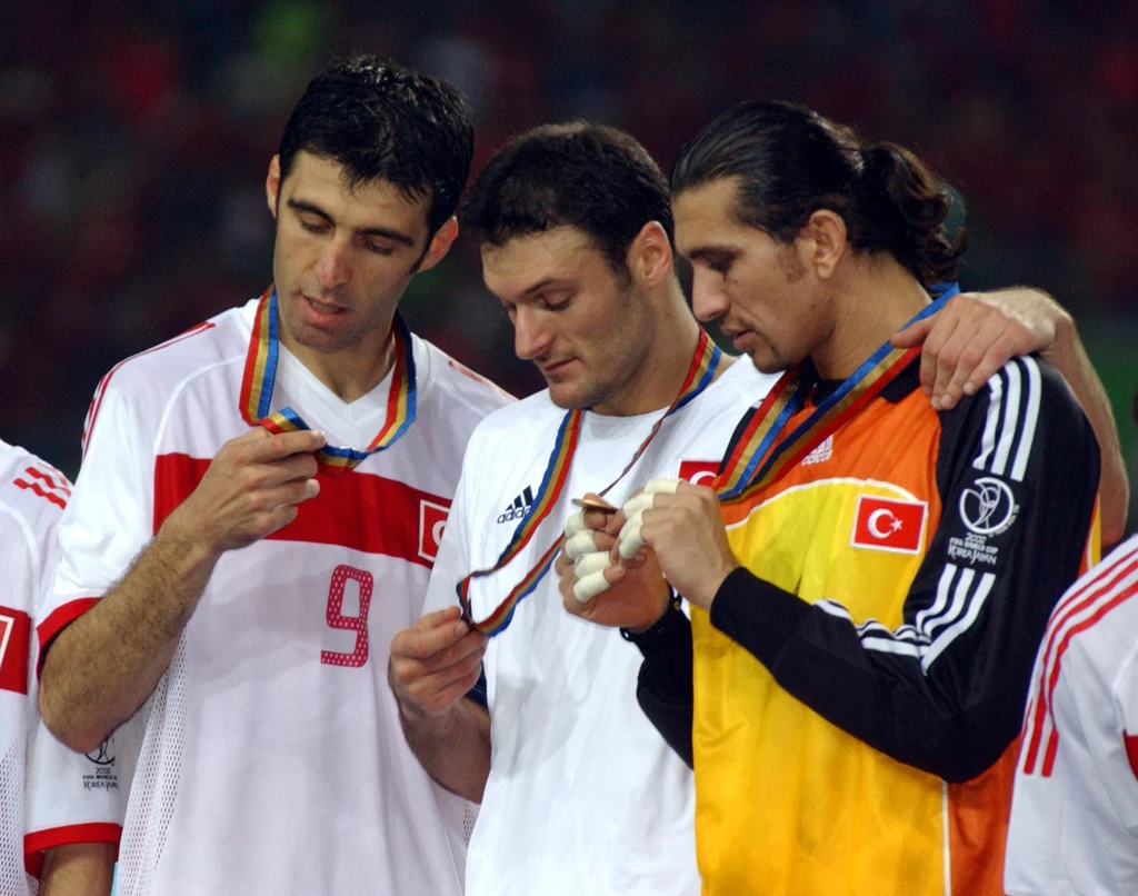 Hakan Sukur (z lewej) z brązowym medalem mistrzostw świata w 2002 roku Hakan Sukur (z lewej) z brązowym medalem mistrzostw świata w 2002 roku