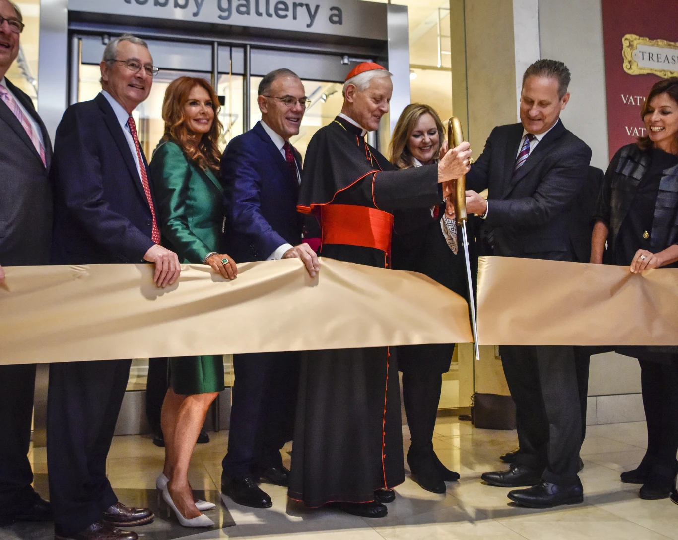 Otwarcie Muzeum Biblii w 2017 roku. Steve Green przecina wstęgę wraz z kardynałem Donaldem Wuerlem - metropolitą waszyngtońskim, który rok później zrezygnował ze stanowiska w związku z oskarżeniami o tuszowanie pedofilii