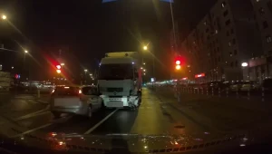 Szaleńcza jazda zakończyła się czołowym zderzeniem z samochodem osobowym 