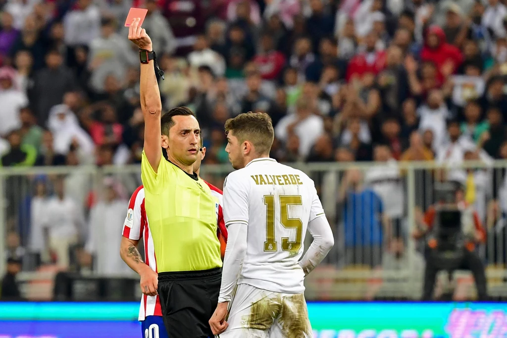 Federico Valverde ukarany został czerwoną kartką podczas finałowego meczu o Superpuchar Hiszpanii Federico Valverde ukarany został czerwoną kartką podczas finałowego meczu o Superpuchar Hiszpanii