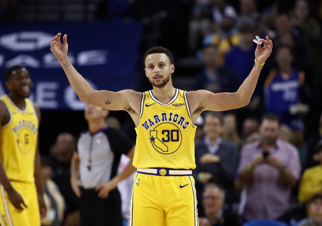 Po meczu Milwaukee Bucks i Golden State Warriors kamery uchwyciły, jak Giannis aka The Greek Freak rozmawia z kontuzjowanym Stephem Currym - na nagraniu można wręcz zobaczyć, jak ten drugi wypowiada słowa "C'mon man, let's do this", czyli “Dawaj stary, zróbmy to”. Po meczu Milwaukee Bucks i Golden State Warriors kamery uchwyciły, jak Giannis aka The Greek Freak rozmawia z kontuzjowanym Stephem Currym - na nagraniu można wręcz zobaczyć, jak ten drugi wypowiada słowa "C'mon man, let's do this", czyli “Dawaj stary, zróbmy to”.