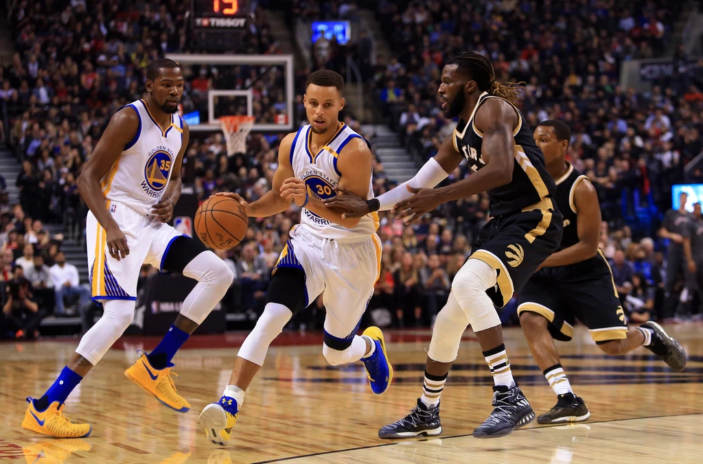 Jak zatem kończy się ta sprawa? Steph Curry wychodzi z niej w dobrym stylu, bo jak tłumaczy reporterowi Yahoo Sports, Chrisowi Haynesowi… wcale nie rozmawiał z Giannisem o koszykówce, ale popularnej grze sieciowej PUBG aka PlayerUnknown's Battlegrounds. Jak zatem kończy się ta sprawa? Steph Curry wychodzi z niej w dobrym stylu, bo jak tłumaczy reporterowi Yahoo Sports, Chrisowi Haynesowi… wcale nie rozmawiał z Giannisem o koszykówce, ale popularnej grze sieciowej PUBG aka PlayerUnknown's Battlegrounds.