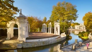 Amfiteatr w Łazienkach, w tle Pałac Królewski
