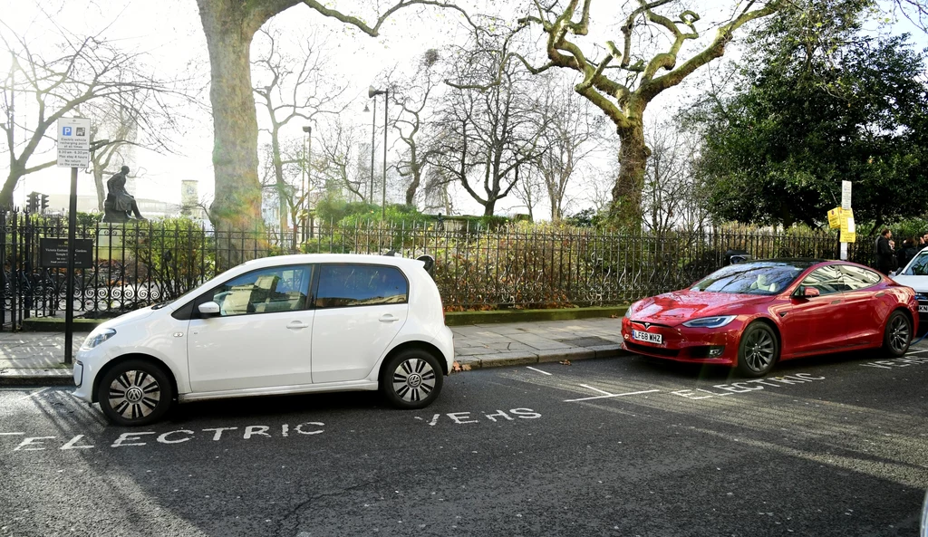 Przy niskich prędkościach auta elektryczne będą emitować dźwięki