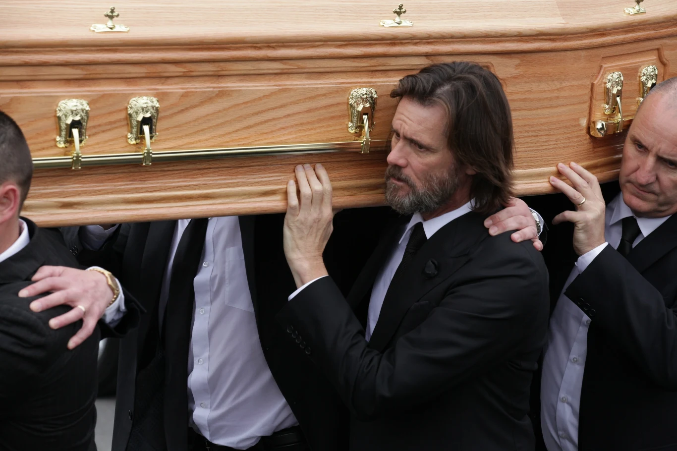 Pogrzeb Cathriony White (Irlandia 2015). Jim Carrey niósł trumnę swojej narzeczonej, fot. Debbie Hickey Pogrzeb Cathriony White (Irlandia 2015). Jim Carrey niósł trumnę swojej narzeczonej, fot. Debbie Hickey