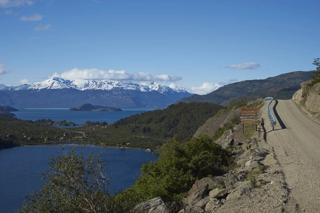 1240 km biegnące od Puerto Montt do wioski Villa O'Higgins gwarantuje niezrównane widoki i trochę przygód. 1240 km biegnące od Puerto Montt do wioski Villa O'Higgins gwarantuje niezrównane widoki i trochę przygód.