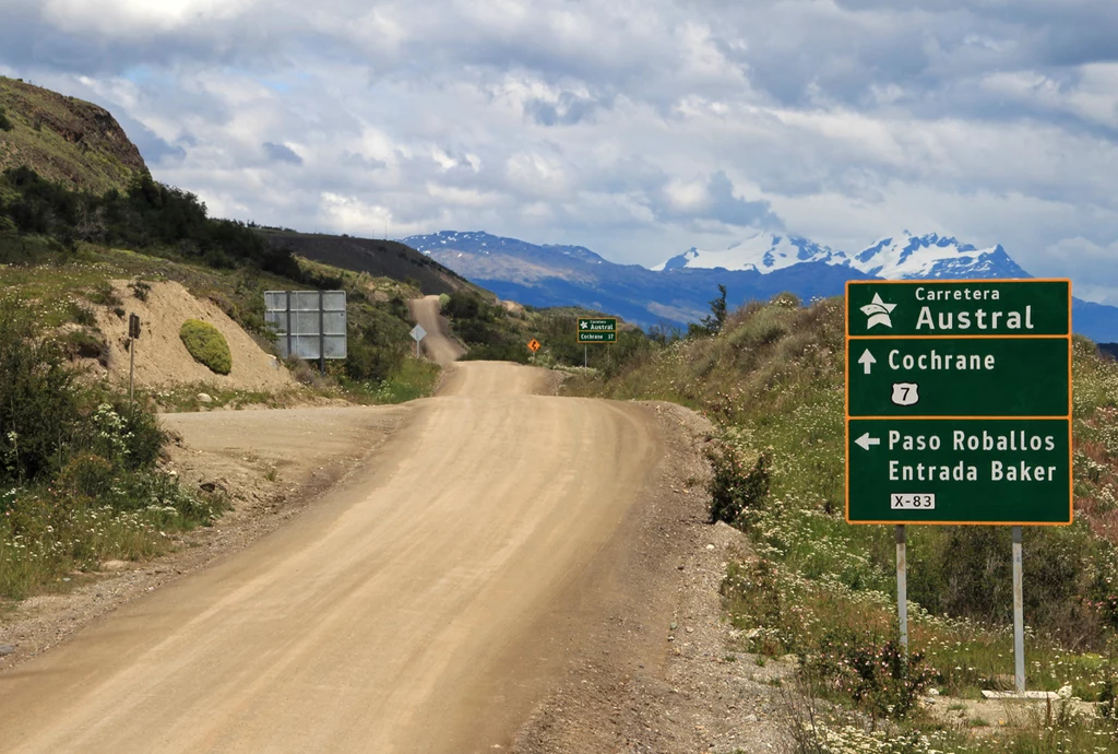 Budowa Carretera Austral rozpoczęła się w latach 70. jeszcze za prezydentury Pinocheta. Nazwa „autostrada południowa” brzmi dosyć szumnie. Wiele odcinków tej drogi w ogóle nie ma nawierzchni, a niektóre są gęsto pokryte dziurami. Budowa Carretera Austral rozpoczęła się w latach 70. jeszcze za prezydentury Pinocheta. Nazwa „autostrada południowa” brzmi dosyć szumnie. Wiele odcinków tej drogi w ogóle nie ma nawierzchni, a niektóre są gęsto pokryte dziurami.