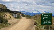 Budowa Carretera Austral rozpoczęła się w latach 70. jeszcze za prezydentury Pinocheta.  Nazwa „autostrada południowa” brzmi dosyć szumnie. Wiele odcinków tej drogi w ogóle nie ma nawierzchni, a niektóre są gęsto pokryte dziurami.