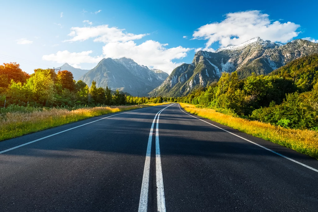 Choć są i lepsze odcinki, to w podróż po kultowej siódemce najlepiej wybrać się samochodem terenowym lub motocyklem. Sporo osób przemierza tę drogę rowerem lub autostopem. Choć są i lepsze odcinki, to w podróż po kultowej siódemce najlepiej wybrać się samochodem terenowym lub motocyklem. Sporo osób przemierza tę drogę rowerem lub autostopem.